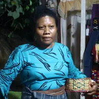 Alfonsa Horeng menguraikan soal tenun ikat. (Edy Suherli/Fimela.com)