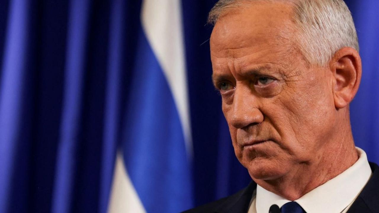 Gantz, yang merupakan salah satu dari tiga anggota utama kabinet perang Israel, menyampaikan keputusan ini setelah sebelumnya mengancam akan keluar dari pemerintahan jika Netanyahu tidak merumuskan rencana baru pascaperang untuk Jalur Gaza. Foto: Reuters<