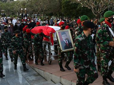 Anggota TNI mengiringi jenazah Menteri Pendayagunaan Aparatur Negara dan Reformasi Birokrasi (Menpan RB) Tjahjo Kumolo menuju lokasi pemakaman di Taman Makam Pahlawan Nasional, Kalibata, Jakarta, Jumat (1/7/2022). Menpan RB Tjahjo Kumolo meninggal dunia pada Jumat (1/7) sekitar pukul 11.10 WIB. (Liputan6.com/Helmi Fithriansyah)