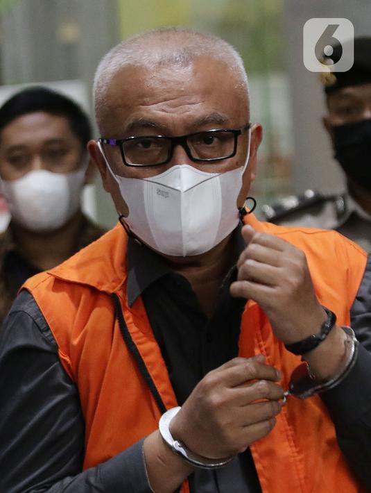 Mantan Bupati Buru Selatan, Tagop Sudarsono Soulisa usai rilis penahanan tersangka di Gedung KPK, Jakarta, Rabu (26/1/2022). Tagop S S ditetapkan sebagai tersangka suap, gratifikasi, dan TPPU terkait pengadaan barang jasa di Kab Buru Selatan tahun 2011-2016. (Liputan6.com/Helmi Fithriansyah)