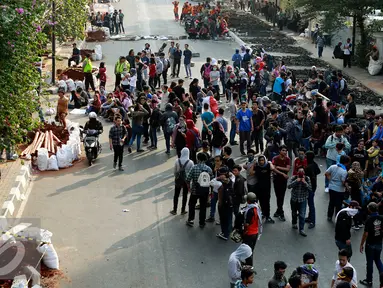 Ratusan mahasiswa Yayasan Administrasi Indonesia (YAI) melakukan aksi demo di depan kampus mereka, Jakarta Pusat, Selasa (27/10/2015). Mereka menutup Jalan Diponegoro dan membuat lalu lintas macet parah. (Liputan6.com/Yoppy Renato)