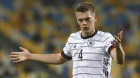 Pemain Jerman, Matthias Ginter, saat melawan Ukraina pada laga UEFA Nations League di Stadion Olimpiyskiy, Minggu (11/10/2020). Jerman menang dengan skor 2-1. (AP Photo/Efrem Lukatsky)