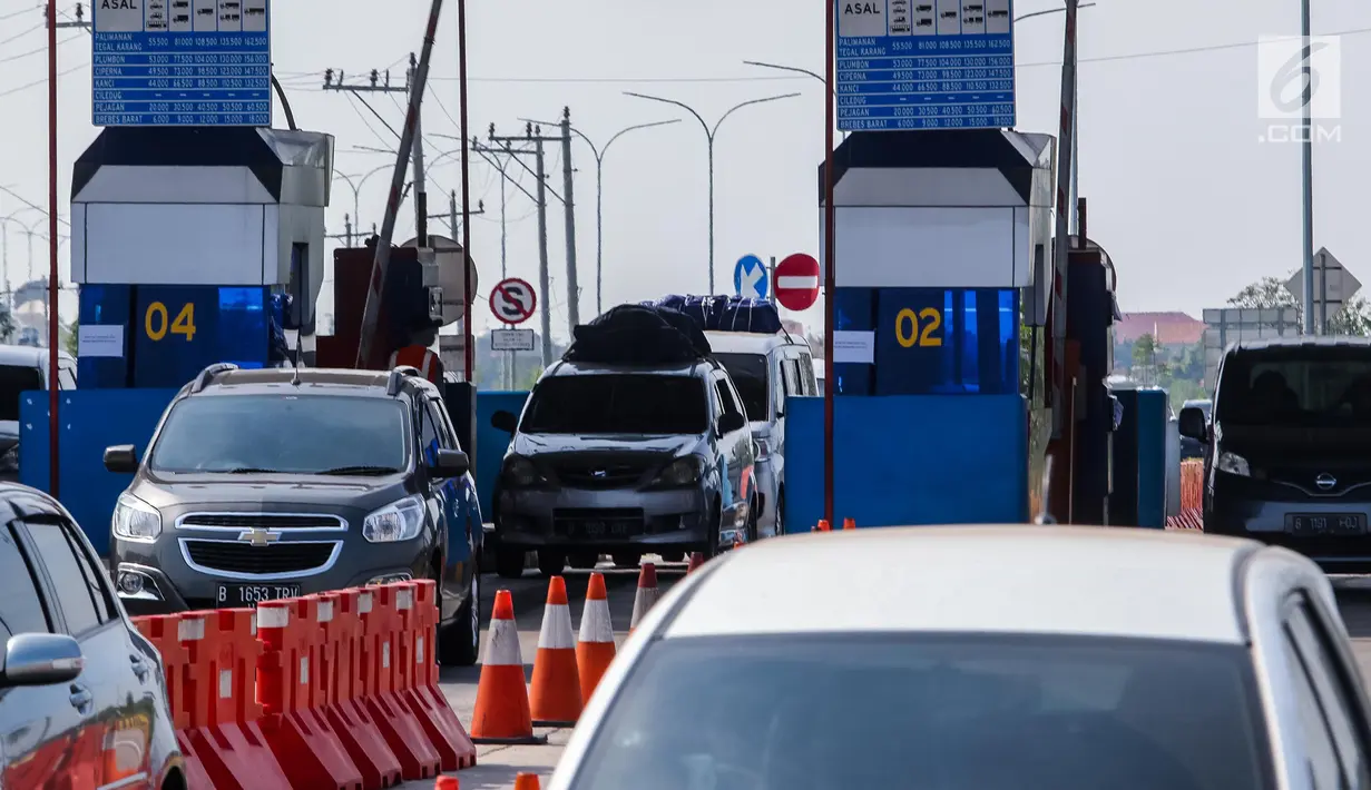 Sejumlah kendaran roda empat mengantre untuk melintas di gerbang utama tol Brebes Timur, Jawa Tengah, Sabtu (1/7). (Liputan6.com/Faizal Fanani)