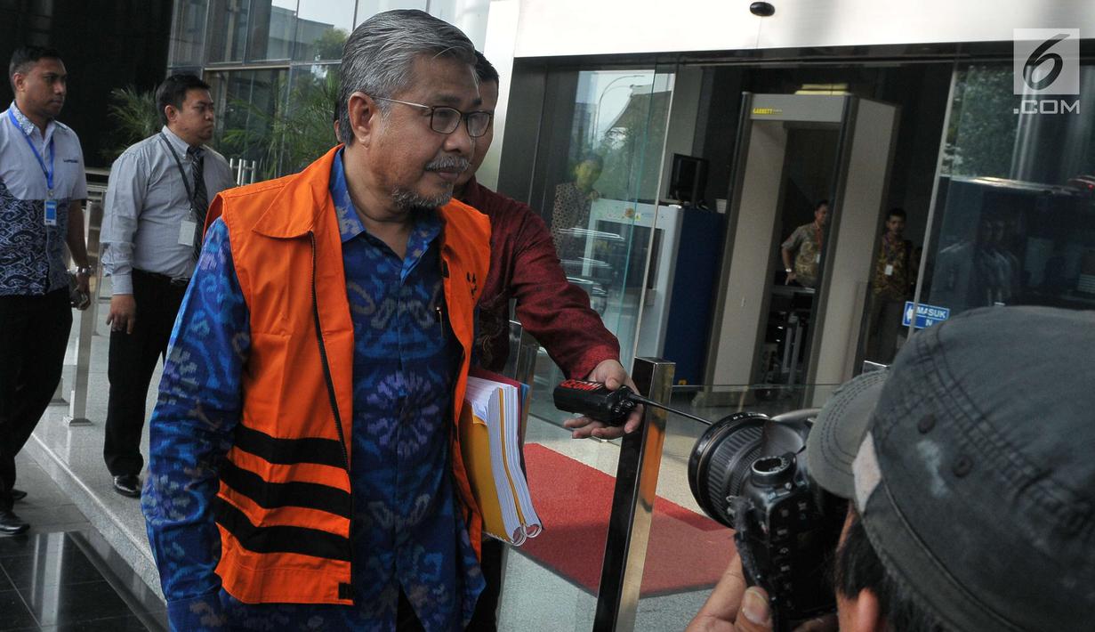 Gubernur Sulawesi Tenggara Nur Alam (tengah) mengenakan rompi tahanan KPK saat tiba di gedung KPK, Jakarta, Jumat (21/7). Sebelumnya, Rabu (5/7), KPK menahan Nur Alam untuk 20 hari pertama. (Liputan6.com/Helmi Afandi)