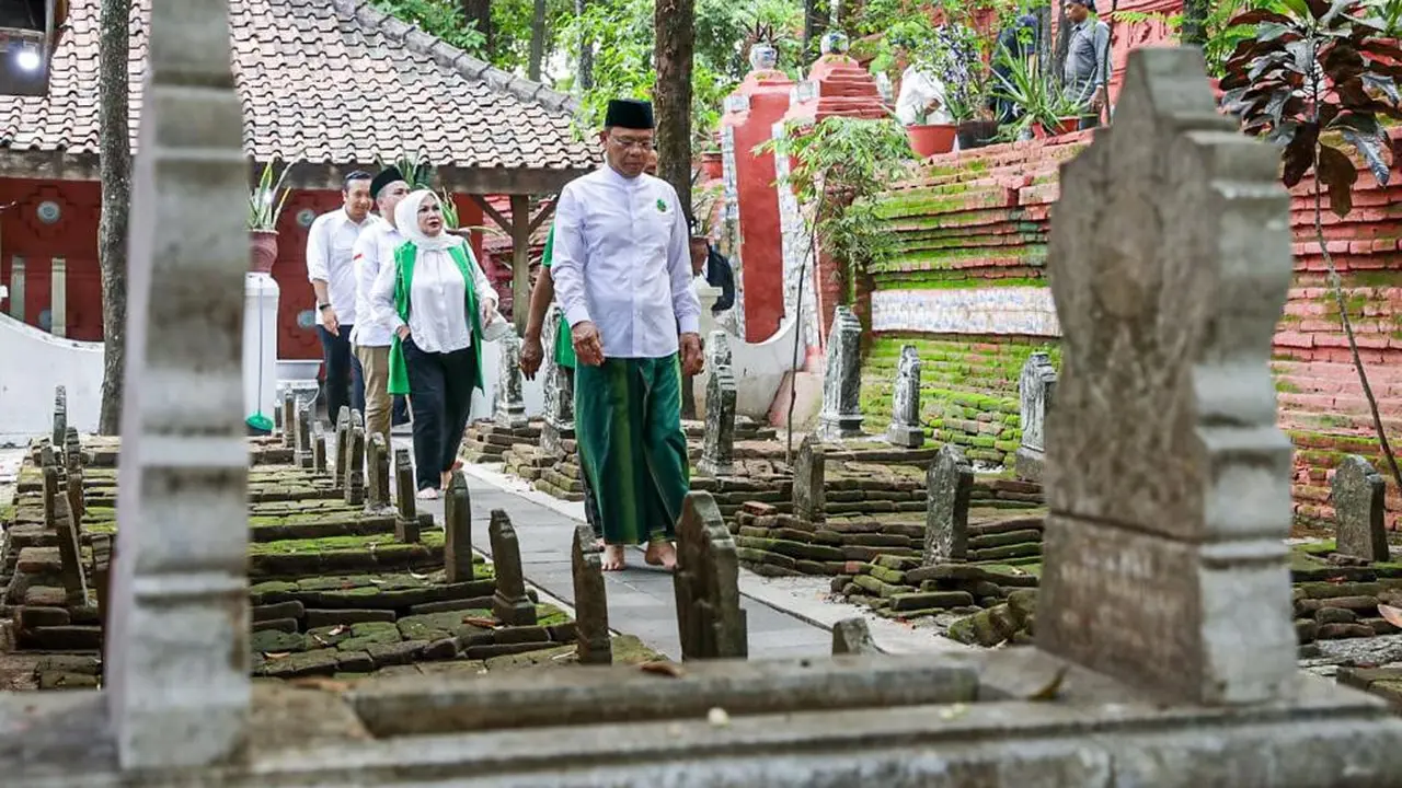 Plt Ketua Umum Partai Persatuan Pembangunan (PPP) Muhamad Mardiono melakukan silaturahmi dengan para kiai dan masyarakat, saat melakukan kunjungan ke Pondok Pesantren Attarbiyatul Wathoniyah (PATWA) Mertapada, Kabupaten Cirebon, Jawa Barat (Istimewa)