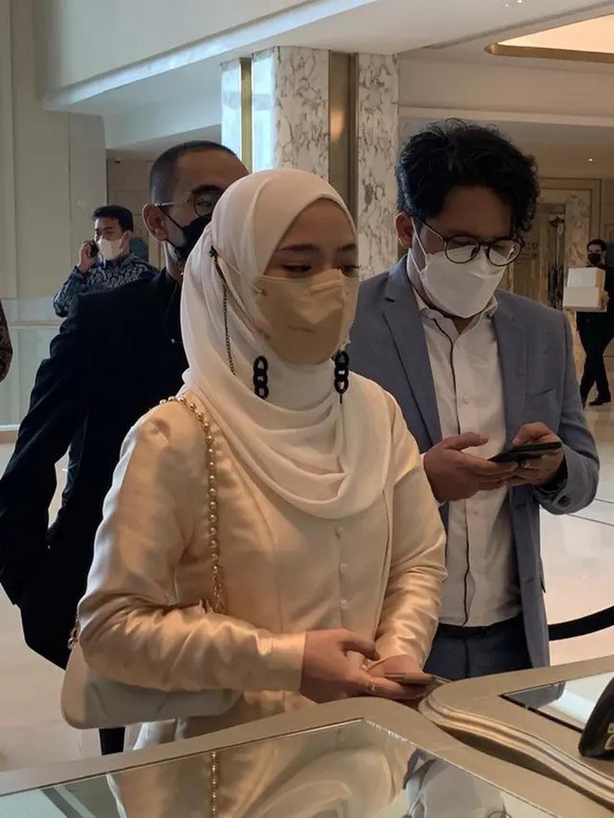 Sudah Sah Menikah! Ini 8 Potret Kebersamaan Nissa Sabyan dan Ayus yang Jarang Tersorot - Momen Akad Nikah Terungkap