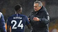 Manajer Tottenham Hotspur, Jose Mourinho, mempersilakan Serge Aurier untuk memutuskan apakah ingin bermain atau membutuhkan waktu berduka setelah adiknya tewas dalam pembunuhan. (AFP/Paul Ellis)