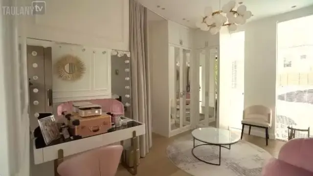 Menengok Salon Mini dan Ruang Make Up di Rumah Titi Kamal yang Terhubung dengan Kamar Tidur.