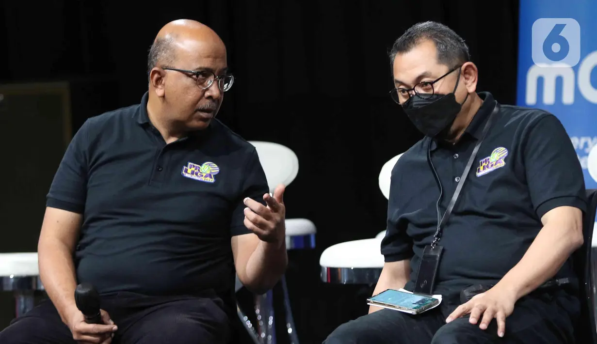 Ketua lll Bidang Kompetisi dan Pertandingan PP.PBVSI, Hanny S, Surkatty (kiri) berbincang dengan Direktur Retail dan Niaga, PT PLN (Persero), Edi Srimulyanti saat jumpa pers PLN Mobile Proliga 2023 di SCTV TOWER , Jakarta, Jumat (30/12/2022). PLN Mobile Proliga 2023 kembali akan digelar di delapan kota yang akan menjadi tuan rumah, yang akan dilaksanakan mulai 5 Januari 2023. (Liputan6.com/Herman Zakharia)