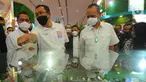 Direktur Utama PT Bank Tabungan Negara (Persero) Tbk, Haru Koesmahargyo (tengah) didampingi Direktur Jenderal Perumahan Kementerian PUPR Iwan Suprijanto (kanan) meninjau stand Indonesia Property Expo (IPEX) di Jakarta, Minggu (15/5/2022). IPEX ke 38 yang digelar pada 15 Mei hingga 22 Mei melibatkan  41 developer/pengembang yang terdiri dari  11 pengembang subsidi dan 30 pengembang non subsidi. (Liputan6.com/HO/BTN)