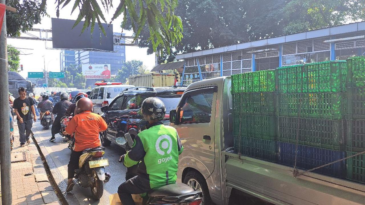 Bagi pengendara mobil yang ingin menuju Tol JORR bisa belok kiri sebelum persimpangan Jalan RA Kartini dan masuk melalui Gerbang Tol Ciputat 2 di sebelah kiri.<br>