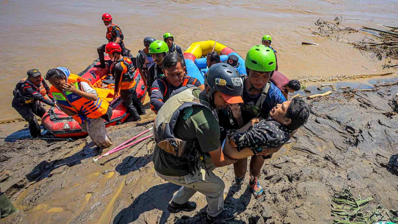 FOTO: Beratnya Evakuasi Korban Banjir Bandang di Bireuen, Aceh