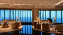 Karyawan terlihat di ruangan suite Hotel J, hotel mewah tertinggi di dunia, di Menara Shanghai, Shanghai pada 23 Juni 2021. Untuk kamar suite, lengkap dengan fasilitas lampu kristal dan sauna, tamu harus merogoh kocek 67.000 yuan atau sekitar Rp150 juta per malam. (Hector RETAMAL / AFP)
