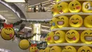 Pohon Natal dengan konsep Joypixels Emoji menghiasi atrium Lippo Mall Kemang,  Jakarta Sabtu (14/12/2019). Mengusung tema Wonderful Holiday berbagai kegiatan yang berlangsung hingga 5 Januari 2020 mengajak keluarga berlibur sambut natal dan tahun baru. (Liputan6.com/Fery Pradolo)