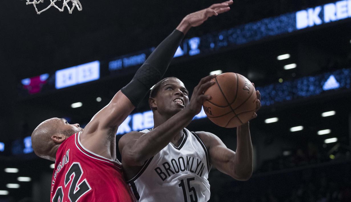 Brooklyn Nets guard Isaiah Whitehead #15 mencoba memasukan bola melewati hadangan pemain   Chicago Bulls, Taj Gibson #22 pada laga NBA basketball game, (31/10/2016) Bulls menang 118-88. (AP/Mary Altaffer)