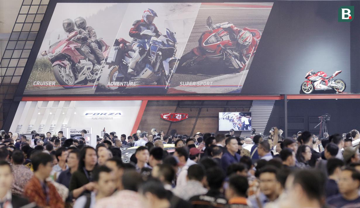 Suasana pada gelaran GIIAS 2018 di ICE, BSD City, Kamis (2/8/2018). Selain menjadi pemanis dan daya tarik pameran, SPG juga bisa membantu menjabarkan spesifikasi kendaraan yang dipamerkan. (Bola.com/M Iqbal Ichsan)