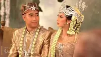 Vidi Aldiano dan Sheila Dara memilih busana pengantin adat Sunda bernuansa emas yang mewah (Foto: Screen Shot YouTube Vidi Aldiano)