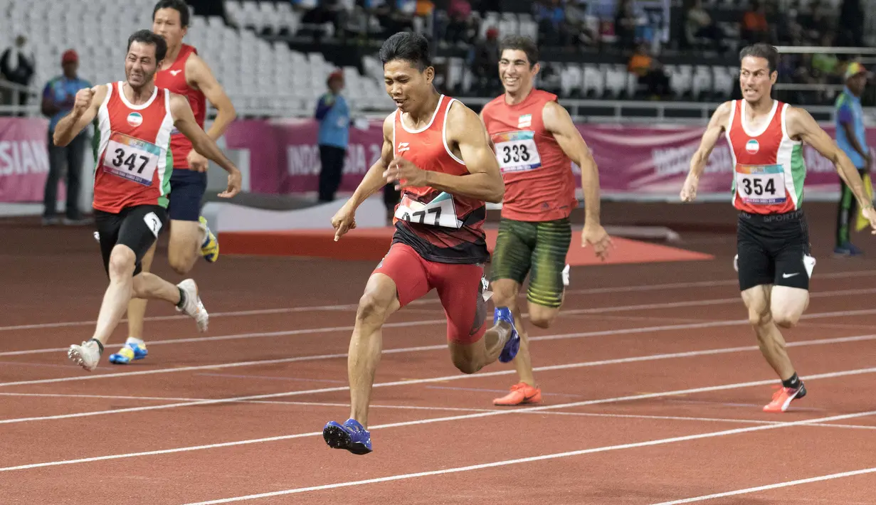 Purnomo Sapto Yogo pelari Indonesia meraih medali emas di nomor 100 meter putra klasifikasi T37 pada Asian Para Games 2018, di Stadion Utama Gelora Bung Karno Jakarta, Selasa (9/10/2018).  (Bola.com/Peksi Cahyo)