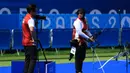 <p>Pelatih Denny memberi masukan kepada atlet panahan putri Indonesia, Syifa Nurafifah Kamal saat menghadapi wakil India, Bhajan Kaur pada babak 64 besar nomor individual putri Olimpiade Paris 2024 di Les Invalides Arena, Paris, Selasa (30/7/2024). Syifa Nurafifah Kamal kalah 3-7. (Dok. NOC Indonesia/Naif Muhammad Al'as)</p>