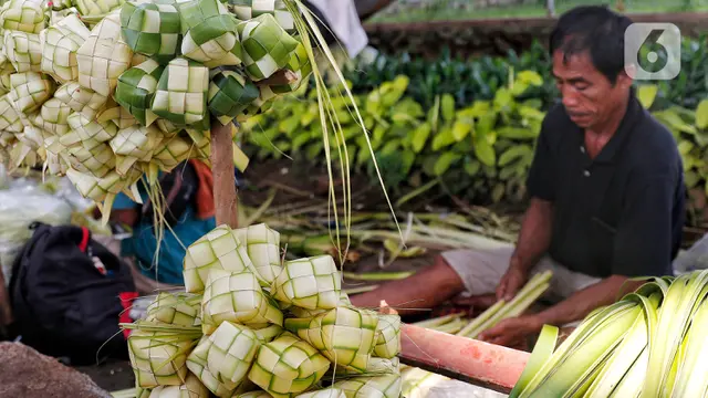 pedagang kulit ketupat jelang Idul Adha