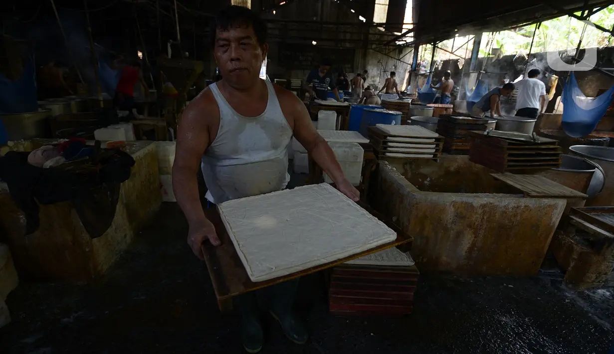 Pekerja memproduksi tahu di industri rumahan, kawasan Duren Tiga, Jakarta, Selasa (15/9/2020). Pemerintah telah menggelontorkan anggaran sebesar Rp 692,2 triliun untuk program Pemulihan Ekonomi Nasional (PEN). (merdeka.com/Imam Buhori)