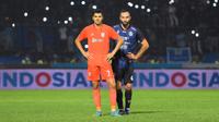 Penyerang Borneo FC, Matheus Pato, dikawal ketat bek Arema FC, Sergio Silva dalam leg pertama final Piala Presiden 2022. (Bola.com/Iwan Setiawan)