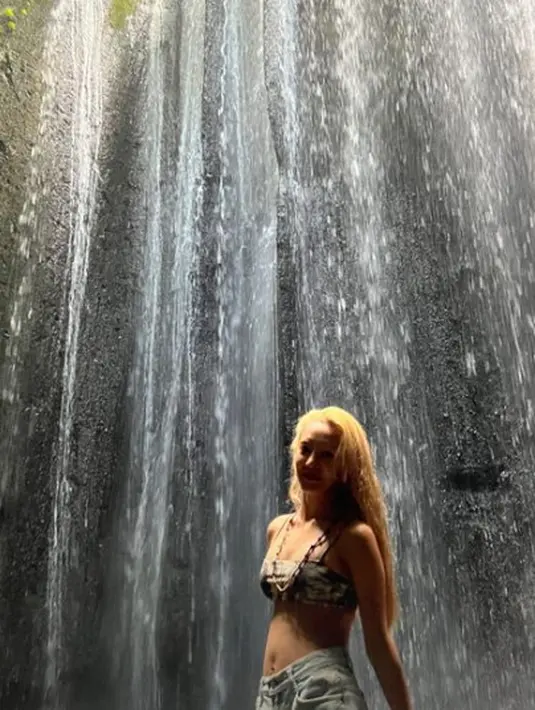 Ia pun juga mengunjungi air terjun dalam goa mengenakan bikini tribal dan celana pendek [@hyoyeon_x_x]