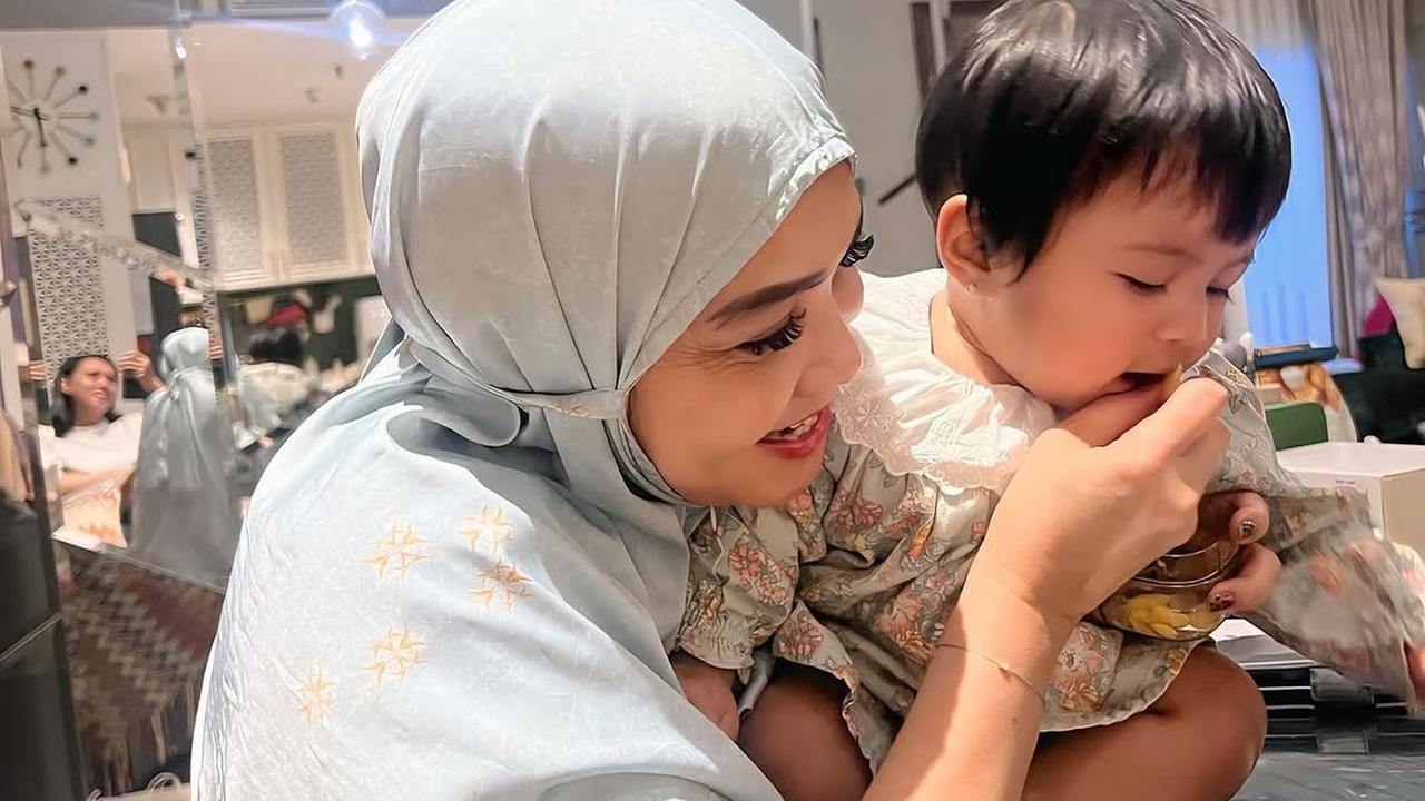Potret Rieta Amilia Momong dan Suapi Lily, Disayang dan Siapkan Cemilan Untuk Cucu Kesayangan