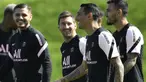Kepindahan Lionel Messi dari Barcelona ke PSG tentu membutuhkan adaptasi ke depannya. La Pulga harus bersikap profesional dan meminggirkan sisa-sisa perseteruan dengan 5 mantan pemain Real Madrid yang lebih dulu berlabuh di PSG. Dulu lawan, sekarang rekan. (Foto: AFP/Bertrand Guay)