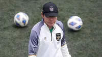 Pelatih Timnas Indonesia U-20, Shin Tae-yong saat melakukan latihan terbuka untuk Piala Asia U-20 2023 di Lapangan C, Kompleks Stadion Utama Gelora Bung Karno (SUGBK), Jakarta, Rabu (08/02/2023). Ajang ini akan berlangsung pada 1 Maret 2023 mendatang. (Bola.com/Bagaskara Lazuardi)