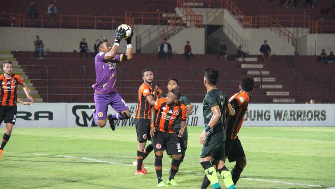 Perseru Serui menang tipis atas PS Tira pada lanjutan Liga 1 2018 di Stadion Sultan Agung, Bantul, Selasa (22/5/2018). (Bola.com/Permana Kusumadijaya)