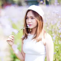 ilustrasi perempuan cantik membawa bunga/Noraphat Vorakijroongroj/Shutterstock