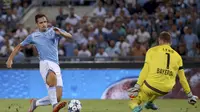 TEMBAK - Tembakan kaki kanan Miroslav Klose mengenai tiang sebelah kanan gawang Bayer Leverkusen. (REUTERS/Alessandra Bianchi)