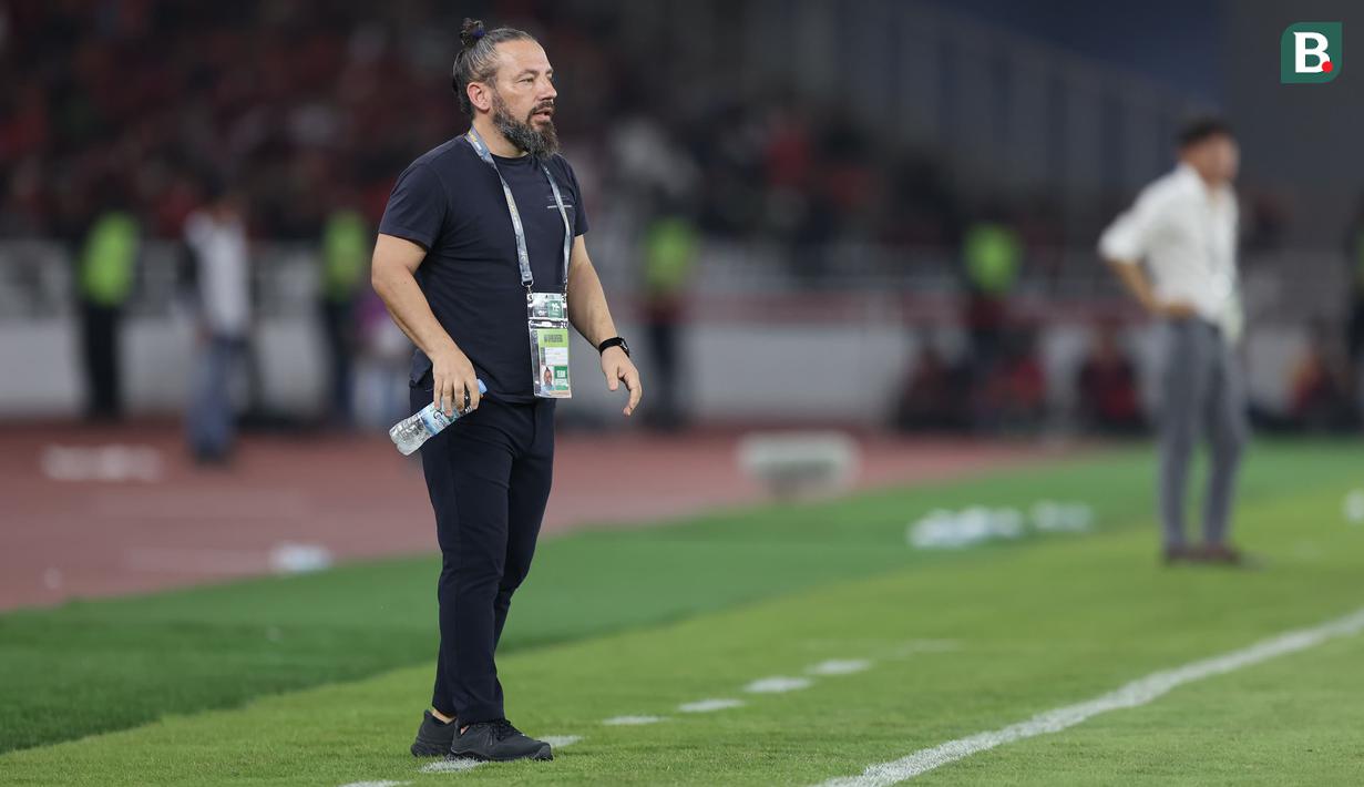 <p>Pelatih kepala Timnas Brunei Darussalam, Mario Rivera saat laga putaran pertama Kualifikasi Piala Dunia 2026 Zona Asia menghadapi Indonesia di Stadion Utama Gelora Bung Karno (SUGBK), Kamis (12/10/2023) malam WIB. (Bola.com/Abdul Aziz)</p>