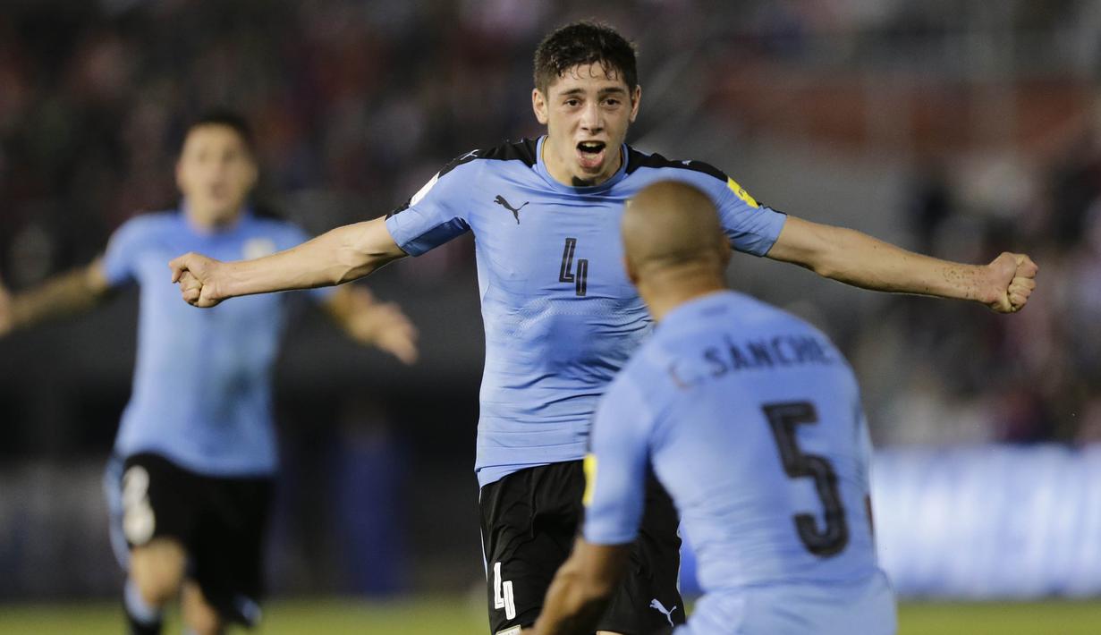 Gelandang Uruguay, Federico Valverde, melakukan selebrasi usai mencetak gol ke gawang Paraguay pada laga kualifikasi piala dunia 2018 di Stadion Defensores del Chaco, Rabu (6/9/2017). Uruguay menang 2-1 atas Paraguay. (AP/Jorge Saenz)