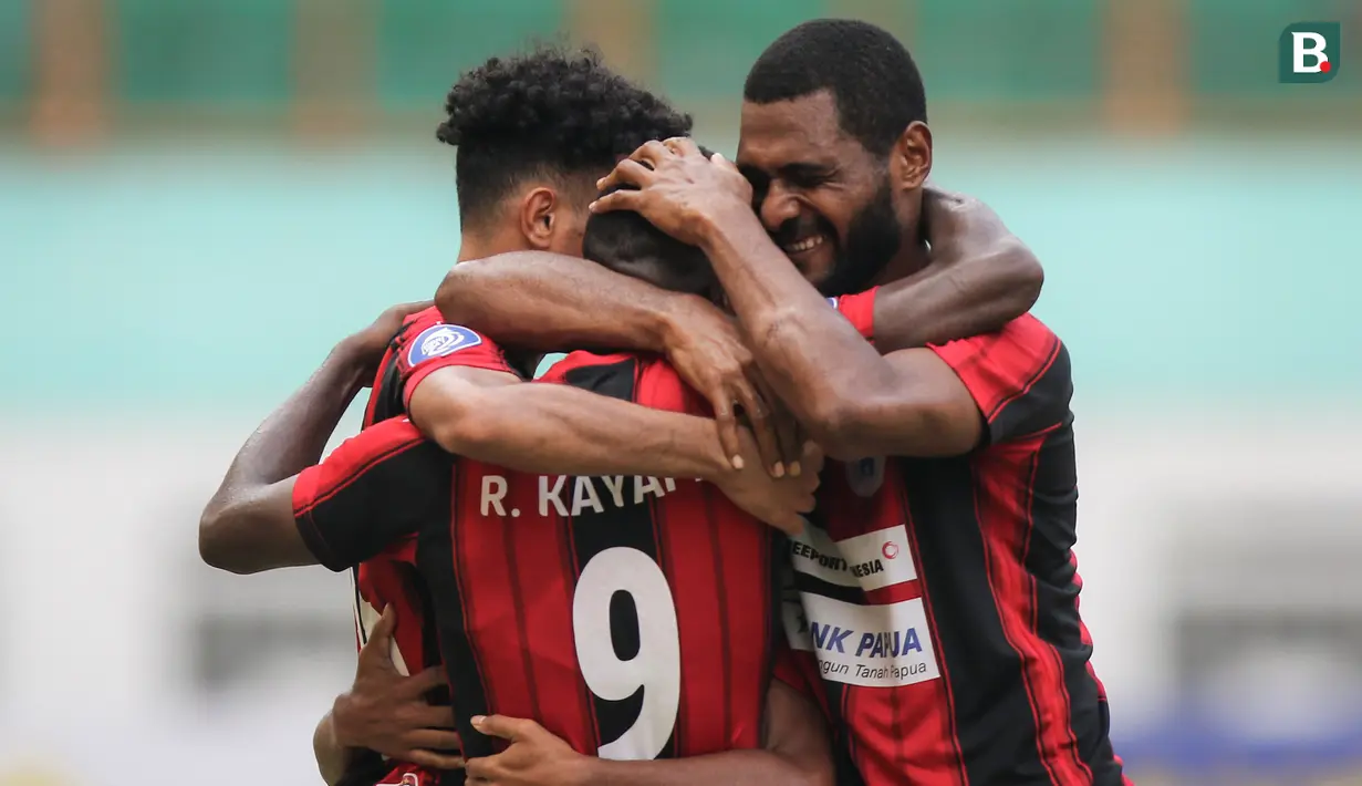 Pemain Persipura Jayapura, Riky Kayame (tengah) merayakan gol penyeimbang 1-1 ke gawang Madura United bersama rekan setim dalam laga pekan ke-6 BRI Liga 1 2021/2022 di Stadion Wibawa Mukti, Cikarang, Minggu (03/10/2021). (Bola.com/Bagaskara Lazuardi)