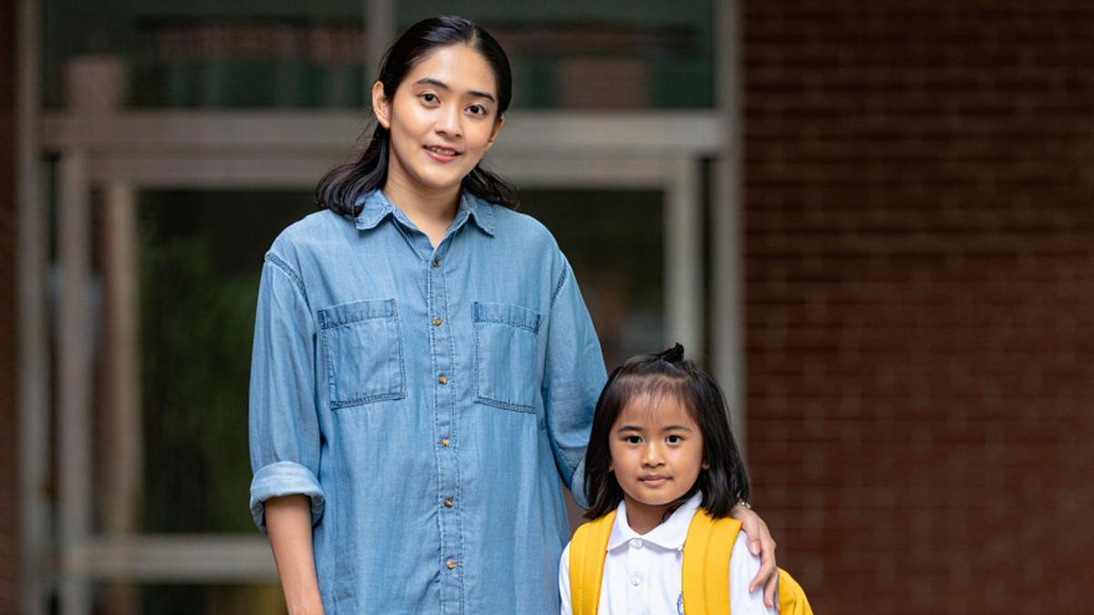 11 Inspirasi Baju Ibu Antar Anak Sekolah yang Modis tapi Tetap Sopan, Nyaman dan Stylish
