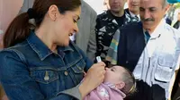 Salma Hayek berikan vaksinasi polio