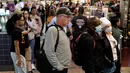 <p>Pelanggan, beberapa mengenakan masker, mengunjungi Reading Terminal Market di Philadelphia, Jumat (22/4/2022). Kota itu meninggalkan mandat masker dalam ruangan pada hari Jumat, hanya beberapa hari setelah menjadi kota metropolitan AS pertama yang menerapkan kembali wajib masker sebagai tanggapan atas peningkatan kasus COVID-19 dan rawat inap. (AP Photo/Matt Rourke)</p>