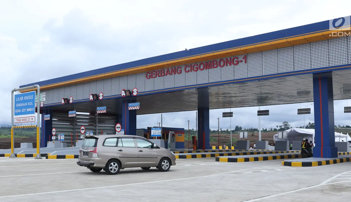 Kendaraan melintas masuk gerbang tol Cigombong I di Cigombong, Kab Bogor, Jawa Barat, usai diresmikan, Sabtu (1/12). Ruas panjang tol Ciawi-Sukabumi Seksi I Ciawi-Cigombongsejauh 15,3 kilometer. (Liputan6.com/Helmi Fithriansyah)