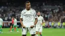 Penyerang Real Madrid Prancis #09 Kylian Mbappe merayakan gol kedua timya dari titik penalti saat menjamu Real Betis pada pekan keempat La Liga 2024/2025 di Santiago Bernabeu, Senin (02/09/2024) dini hari WIB. (Thomas COEX / AFP)