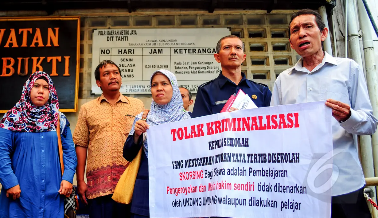 Sejumlah guru yang mendukung Retno Listyarti menolak kriminalisasi di Polda Metro Jaya, Jakarta, Selasa (10/3/2015). Retno Listyarti diperiksa terkait laporan orangtua murid SMAN 3 Jakarta. (Liputan6.com/Yoppy Renato)  