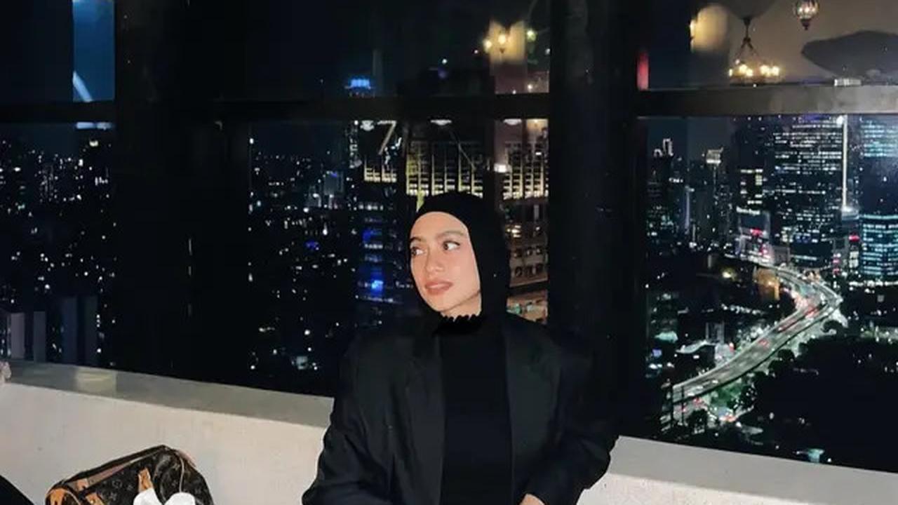 Inspirasi Outfit Ala Ayudia Bing Slamet, Si Penggemar Outfit Hitam yang Selalu Tampil Glowing dan Jadi Ciri Khasnya