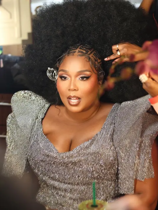 Selama ini Lizzo memang dikenal berani dan unik dalam pilihan outfit-nya. Rinaldy Yunardi juga memuji keberanian Lizzo dalam berekspresi dan mengeksplorasi gaya (Foto: Instagram @lizzobeeating)