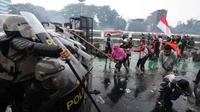 Viral Ibu Berkurudung Pink di Tengah Demo Ricuh Depan DPR (Foto: Arie Basuki/Liputan6.com)