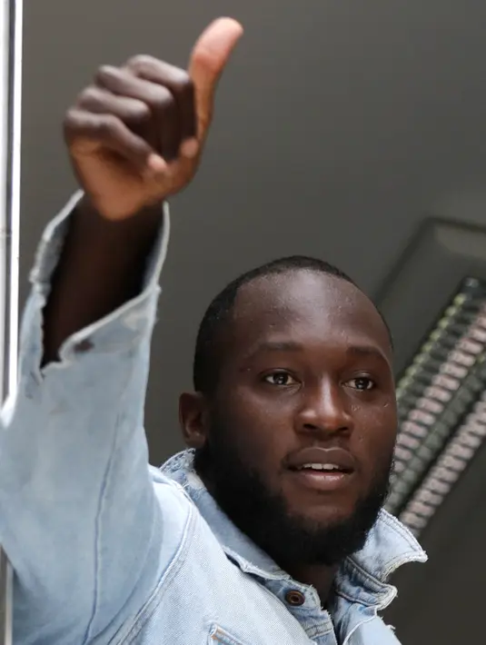 Pesepak bola Romelu Lukaku mengacugkan jempolnya saat menyapa fans Inter Milan dari jendela markas Komite Olimpiade Italia di Milan, Italia, Kamis (8/8/2019). Inter mendatangkan Lukaku dari MU dengan mahar 65 juta euro ditambah 10 juta euro jika klausul tertentu terpenuhi. (AP Photo/Luca Bruno)