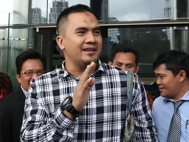 Pedangdut Saipul Jamil usai menjalani pemeriksaan di Gedung KPK, Jakarta, Jumat (7/4) Bang Ipul dipanggil untuk diperiksa sebagai ‎tersangka suap kepada mantan Panitera Pengadilan Negeri Jakarta Utara, Rohadi. (Liputan6.com/Helmi Afandi)