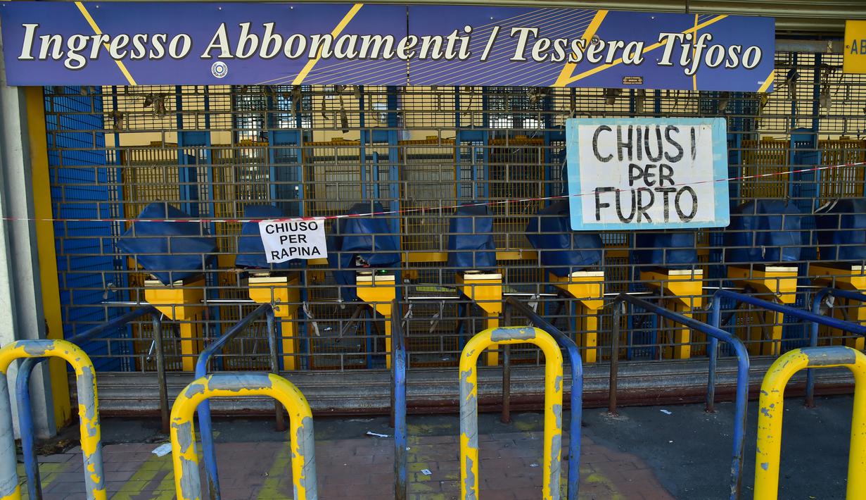 Pintu masuk Stadion Ennio Tardini, Parma, di tutup setelah Parma dinyatakan resmi bangkrut dan harus terdegradasi dari Serie A. (AFP/Giuseppe Cacace)