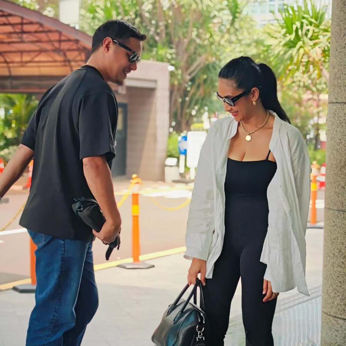 Sempat Culture Shock Saat Menikah, Ini 8 Potret Happy Salma dan Tjok Gus yang Ternyata Bangsawan - Kaget Dikado Bebek Hidup