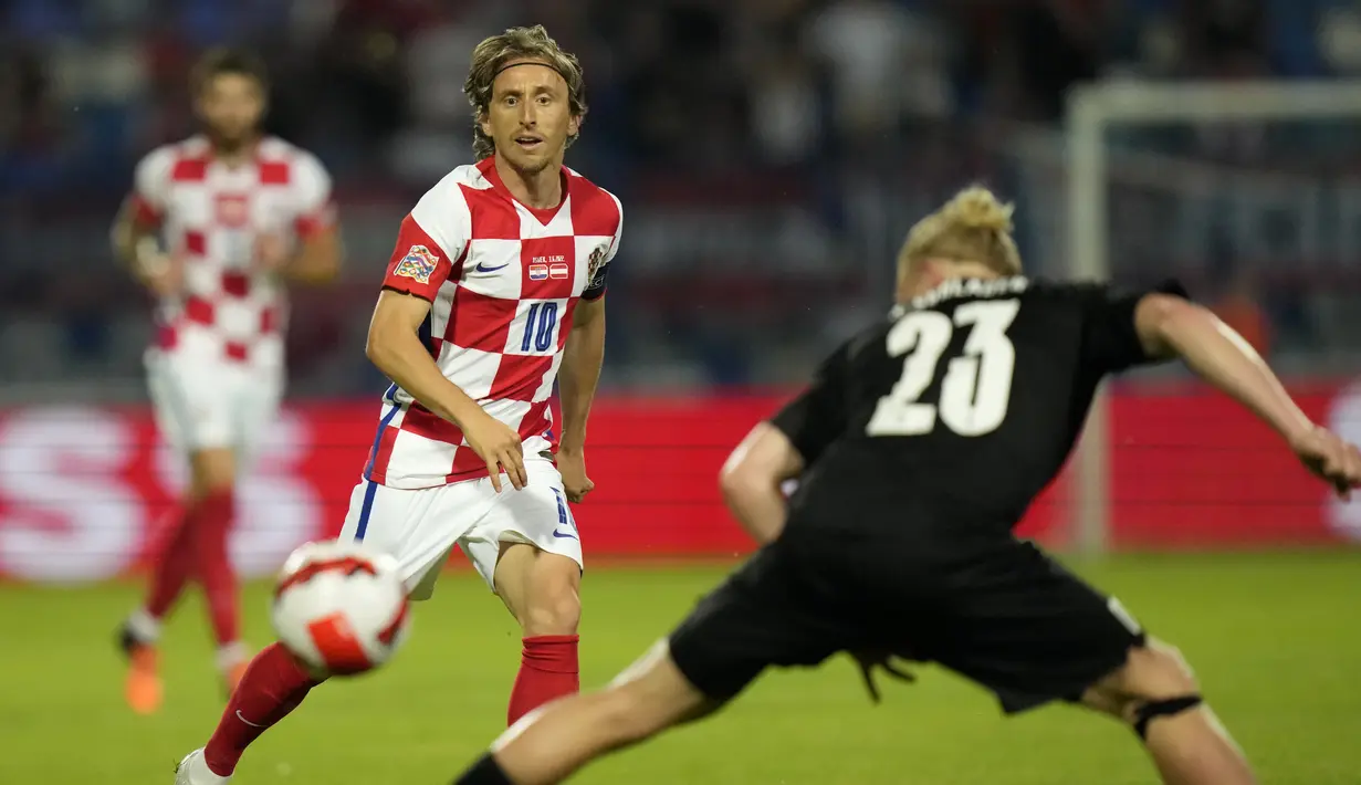 Gelandang timnas Austria Xaver Schlager mencoba memblok tendangan gelandang Kroasia Luka Modric pada matchday pertama UEFA Nations League A Grup 1 di Stadion Gradski Vrt, Sabtu (4/6/2022) dinihari WIB. Ralf Rangnick sukses debut dengan mengantarkan Timnas Austria menang telak atas Kroasia dengan skor 3-0. (AP Photo/Darko Bandic)